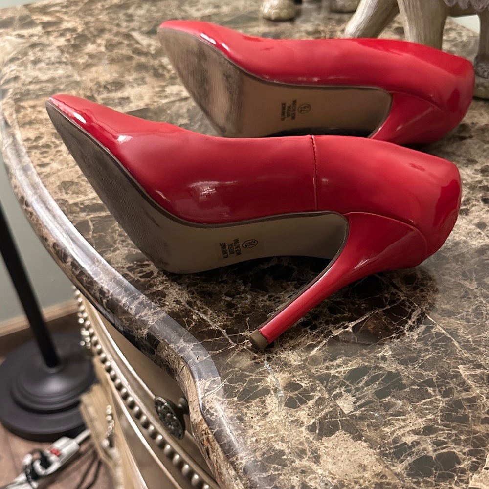 Delicious Women's Vibrant Red Heels - Picture 5 of 5
